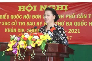 Chủ tịch Quốc hội Nguyễn Thị Kim Ngân tiếp xúc cử tri TP Cần Thơ. Ảnh: HÀM LUÔNG