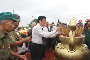 Đồng chí Trương Tấn Sang thắp hương tưởng niệm các liệt sĩ. Ảnh: VĨNH THUẬN