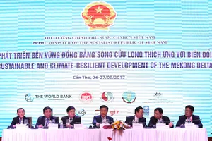 Lãnh đạo Chính phủ và các bộ, ngành trung ương tại phiên khai mạc Hội nghị. Ảnh: HÀM LUÔNG