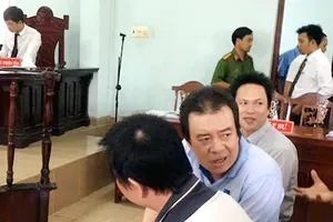 Bị cáo Đoàn Vũ Duy (áo thun xanh) tại phiên phúc thẩm