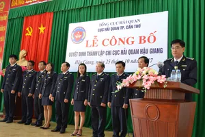 Cán bộ, nhân viên Chi cục Hải quan Hậu Giang tại lễ thành lập. Ảnh: CAO PHONG