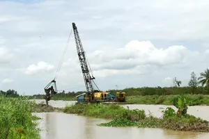 Thi công nạo vét thượng nguồn sông Ba Lai. Ảnh: D.K