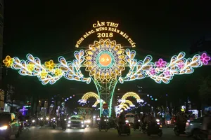 Cổng chào đường đèn nghệ thuật TP Cần Thơ. Ảnh: HÀM LUÔNG