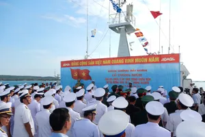 Lễ tưởng niệm các liệt sĩ đã hy  sinh trong chiến dịch đổ bộ đường biển Tà Lơn. Ảnh: HÀM LUÔNG