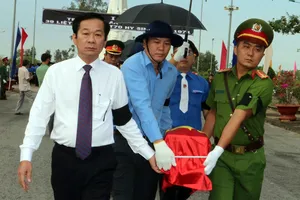 Kiên Giang tổ chức lễ truy điệu, an táng 39 hài cốt liệt sĩ. Ảnh: VĨNH THUẬN