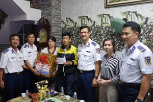 Đại tá Cao Xuân Quận, Phó Chính ủy Vùng Cảnh sát biển 3 tặng quà cho các gia đình chính sách và ngư dân có hoàn cảnh khó khăn ở đặc khu Phú Quý
