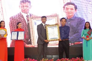 Họa sĩ Đoàn Việt Tiến lập kỷ lục thế giới vẽ 12 bức tranh ngược trên kính cường lực