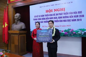 Bà Vũ Dương Thúy Ngà, Vụ trưởng Vụ Thư Viện, đại diện lên nhận bản quyền tủ sách Hạt giống tâm hồn