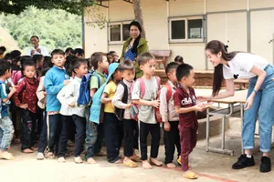 Hoa hậu Khánh Vân cùng ngôi nhà OBV trao hơn 500 phần quà cho học sinh tại Đắk Nông