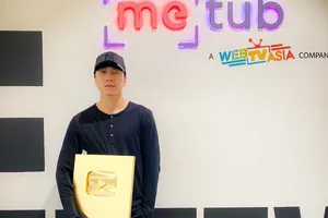 Karik nhận nút vàng YouTube  