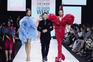 Dàn hoa hậu, á hậu rực rỡ trong Tuần lễ Thời trang Quốc tế Việt Nam 2020
