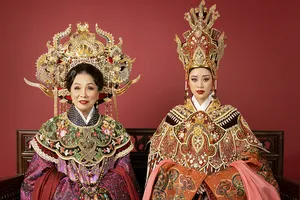 Hoa hậu Khánh Vân kết hợp cùng NSND Bạch Tuyết trong bộ ảnh hoá thân Thái hậu Dương Vân Nga