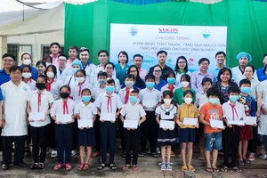 Khám bệnh, phát thuốc, trao tặng quà cho người dân, học sinh khó khăn vùng biên giới Bình Phước