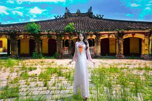 NTK Thuận Việt trình làng “Áo hoa” 