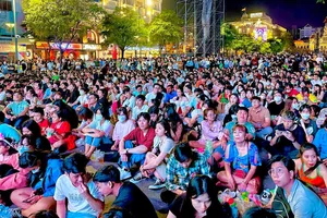 TPHCM đón 2023, người dân nôn nao chờ đếm ngược, khu trung tâm chật cứng người