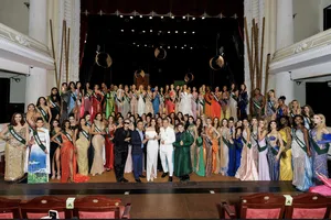 Thí sinh Miss Earth 2023 bất ngờ trước “À Ố Show”