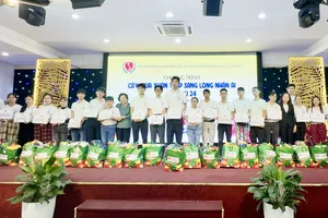 Trao quà tết cho 1.700 người khuyết tật và trẻ em mồ côi tại TPHCM