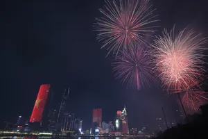 Mãn nhãn màn trình diễn 3D mapping và pháo hoa nghệ thuật trên bầu trời TPHCM