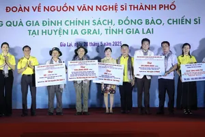 Hơn 100 văn nghệ sĩ TPHCM giao lưu nghệ thuật, tặng quà người dân, chiến sĩ tại Gia Lai