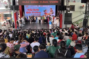 Nghệ sĩ “Tiếp bước đến trường” cho trẻ em bị ảnh hưởng bởi HIV/AIDS