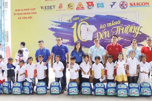 Trao yêu thương cho học sinh Lâm Đồng trước thềm năm học mới