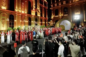 Đông đảo hoa hậu, nghệ sĩ hát vang "Giai điệu tự hào"