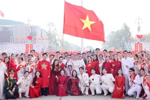 Các nghệ sĩ tự hào cất vang hai tiếng Việt Nam