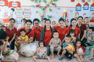 Tặng thiết bị phục vụ học tập và sinh hoạt cho học sinh vùng cao Điện Biên