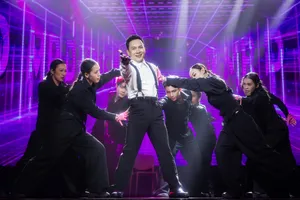 Đinh Tiến Đạt diễn live ca khúc mới trong họp mặt người hâm mộ