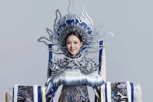 Hoa hậu Kiều Duy mang trang phục dân tộc “Cửu Long Ẩn Vân” đến Hoa hậu Quốc tế 2025