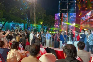 Khán giả TPHCM xúc động với buổi giao lưu các đoàn làm phim và trình diễn nhạc phim
