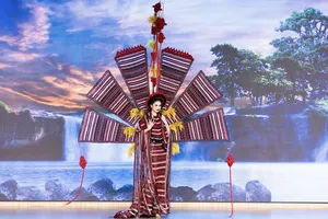 Á hậu Thu Ngân giới thiệu văn hóa đồng bào Châu Ro đến Hoa hậu Liên lục địa