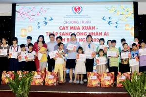 Chăm lo tết cho hơn 2.000 người khuyết tật, trẻ mồ côi