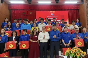 Đoàn các cơ quan Đảng TPHCM tặng quà tết đến đoàn viên, thanh niên khó khăn