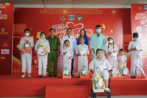 Mang “Xuân yêu thương” đến bệnh nhi khó khăn