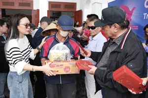 Mỹ Tâm tặng 1.000 phần quà tết cho người dân có hoàn cảnh khó khăn