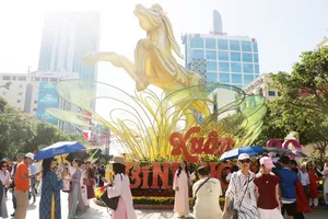 Người dân TPHCM rộn ràng du xuân