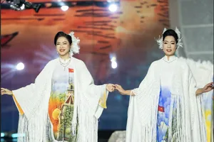 Dệt ký ức quê hương trên tà áo dài