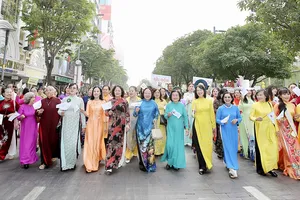 Hơn 50.000 người đồng diễn áo dài tại TPHCM