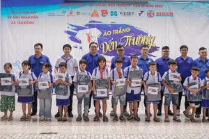Ngày hội “Áo trắng đến trường” mang niềm vui đến học sinh Tây Ninh