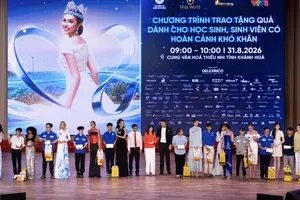 Tổ chức Hoa hậu Thế giới và các thí sinh trao quà cho học sinh, sinh viên khó khăn