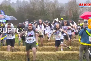 Màn cầu hôn ấn tượng của cặp đôi vô địch giải cõng vợ ở Anh