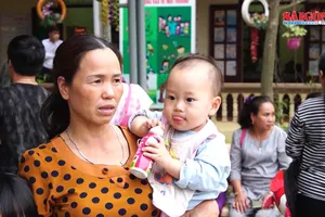 Tạm đình chỉ hiệu trưởng sau vụ clip nghi thịt heo, gà “bẩn” vào bếp ăn trường mầm non