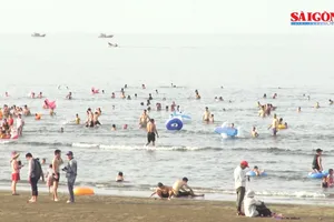 Nắng nóng hơn 40 độ, người dân Hà Tĩnh đổ xô xuống biển giải nhiệt