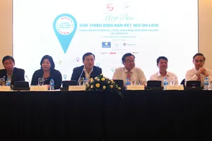 Ban tổ chức thông tin giới thiệu nội dung diễn đàn tại họp báo chiều 14-8. Ảnh: PHONG LAM