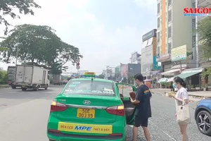 Tài xế taxi, xe công nghệ ở TPHCM mừng được lăn bánh trở lại