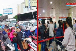 Người đi nghỉ lễ đổ về cửa ngõ miền Tây, sân bay Tân Sơn Nhất