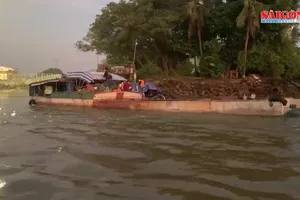 Truy bắt nhóm “cát tặc” dùng máy bơm công suất lớn hút cát, nhảy xuống sông trốn thoát