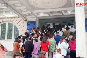 Người dân xếp hàng dài, đợi nhiều giờ để làm hộ chiếu mẫu mới