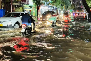 TPHCM: Nhiều tuyến đường tại trung tâm ngập sâu sau mưa lớn